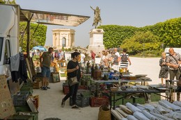 marche aux puces montpellier Dimanches du Peyrou