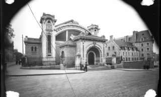 Désormais consultable sur les archives en ligne, ce fonds permet de découvrir le patrimoine architectural en Ille-et-Vilaine et plus particulièrement de Rennes entre 1900 et 1925. Grâce à Auguste Le Couturier, photographe rennais, nous avons une image précise de la ville de Rennes au tournant du XXe siècle.