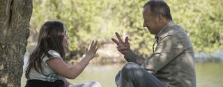 Yaëlle et son parrain s'amusent au parc