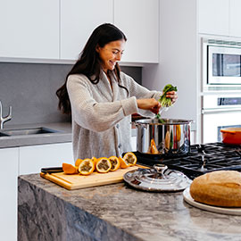 Femme qui cuisine