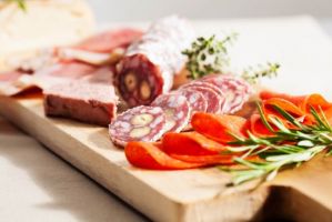 Charcuterie Nous vous proposons une sélection de charcuteries haut-de-gamme, fabriquées maison.